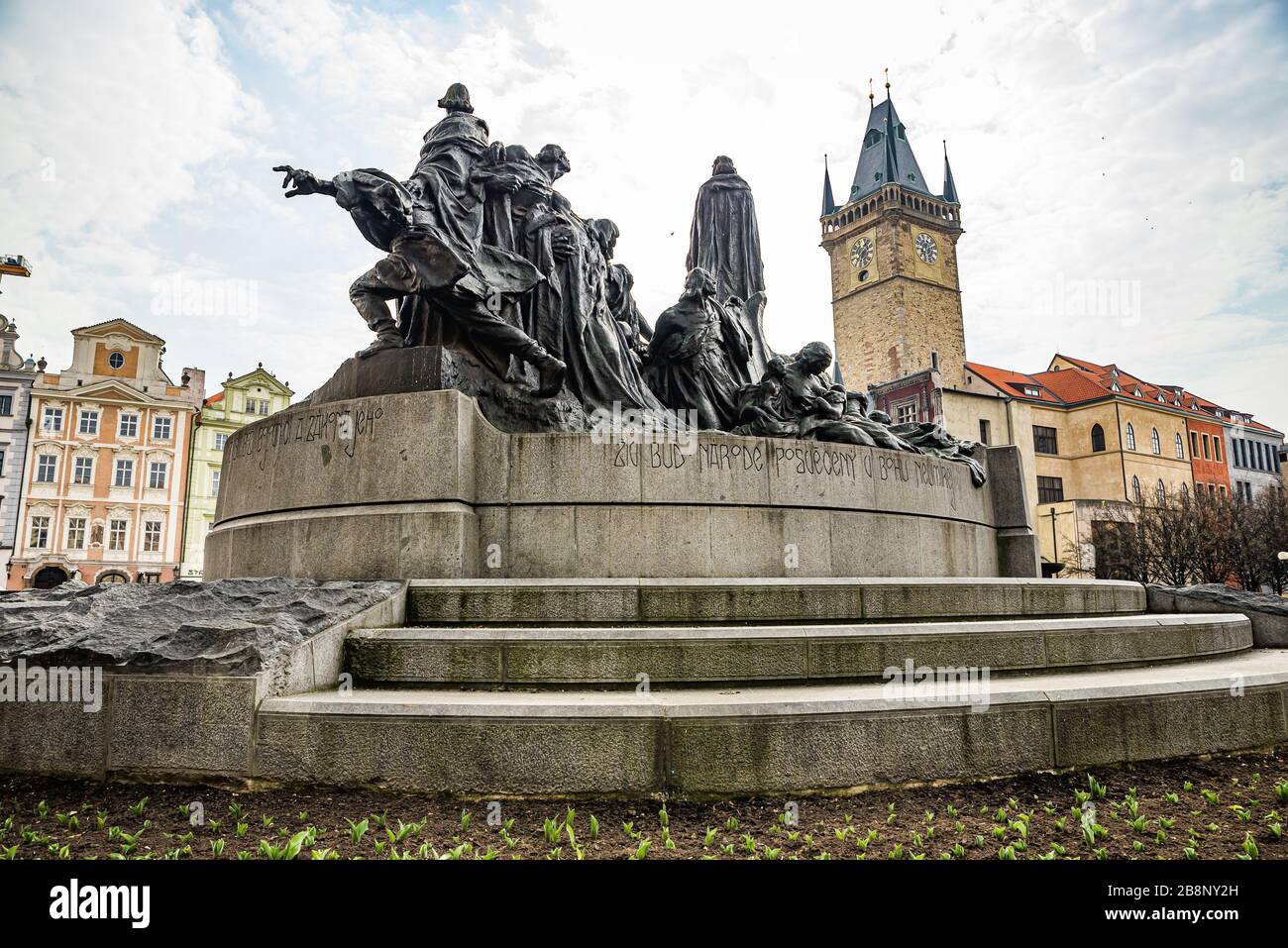 Praga, repubblica Ceca - 19 marzo 2020. Statua di Mistr Jan Hus nella piazza vuota della città vecchia durante la crisi del coronavirus Foto Stock