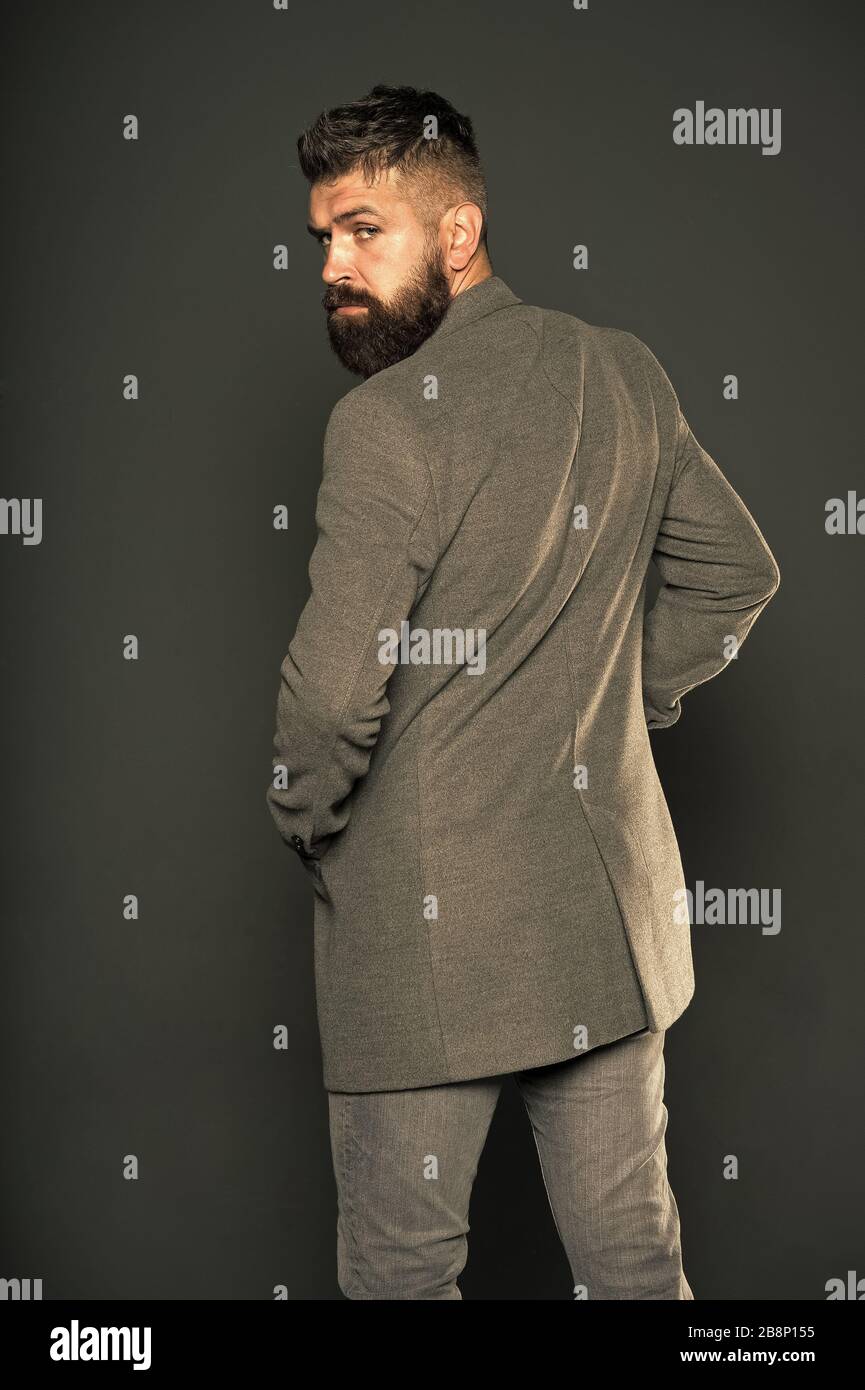 Elegante e versatile. Hipster uno sfondo grigio. Uomo Barbuto in elegante  stile hipster. Busnessman con hipster barba. Aspetto brutale della moderna  hipster. Barberia o i barbieri. Moda e stile Foto stock - Alamy