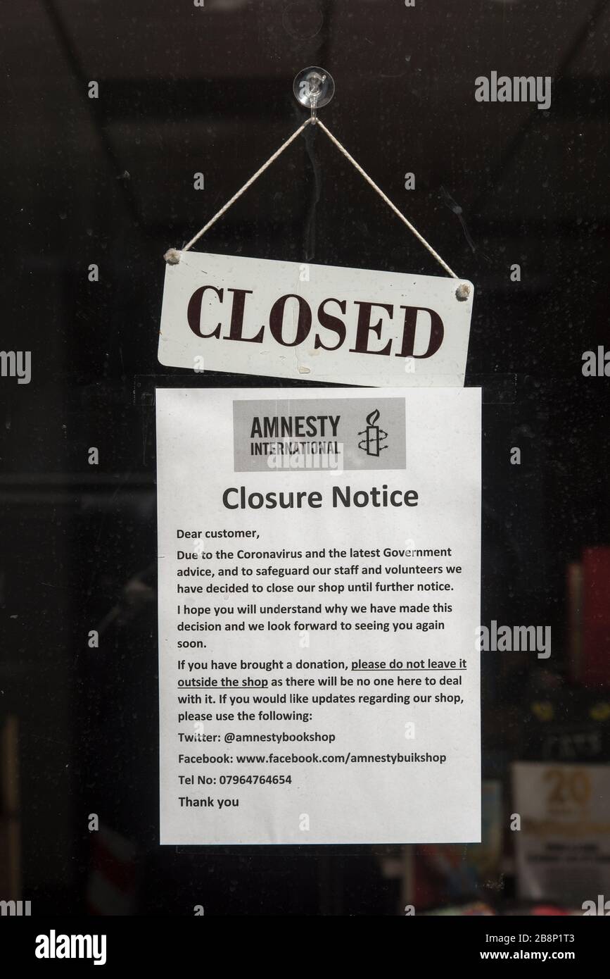 Avviso sulla libreria di beneficenza Amnestry International di Edimburgo che informa i clienti che stanno chiudendo temporaneamente a causa del Coronavirus. Foto Stock