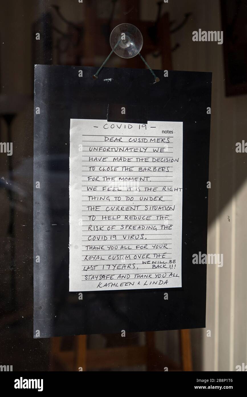Avviso manoscritto su una piccola impresa di Edimburgo che informa i clienti che stanno chiudendo temporaneamente a causa del Coronavirus. Foto Stock