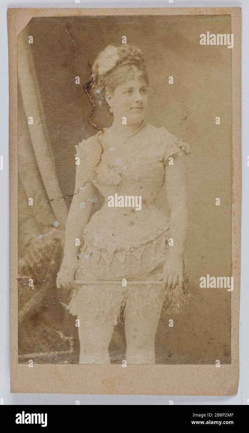 Ritratto bianco di Marie Eugenie Quérette, attrice teatrale tra il 1868 e il 1880. Portrait de Blanche Marie Eugénie Querette, attrice de théâtre entre 1868 et 1880. Carte de visite (recto). Anonima fotographie. Tirage sur papier albuminé, 1860-1890. Parigi, musée Carnavalet. Foto Stock