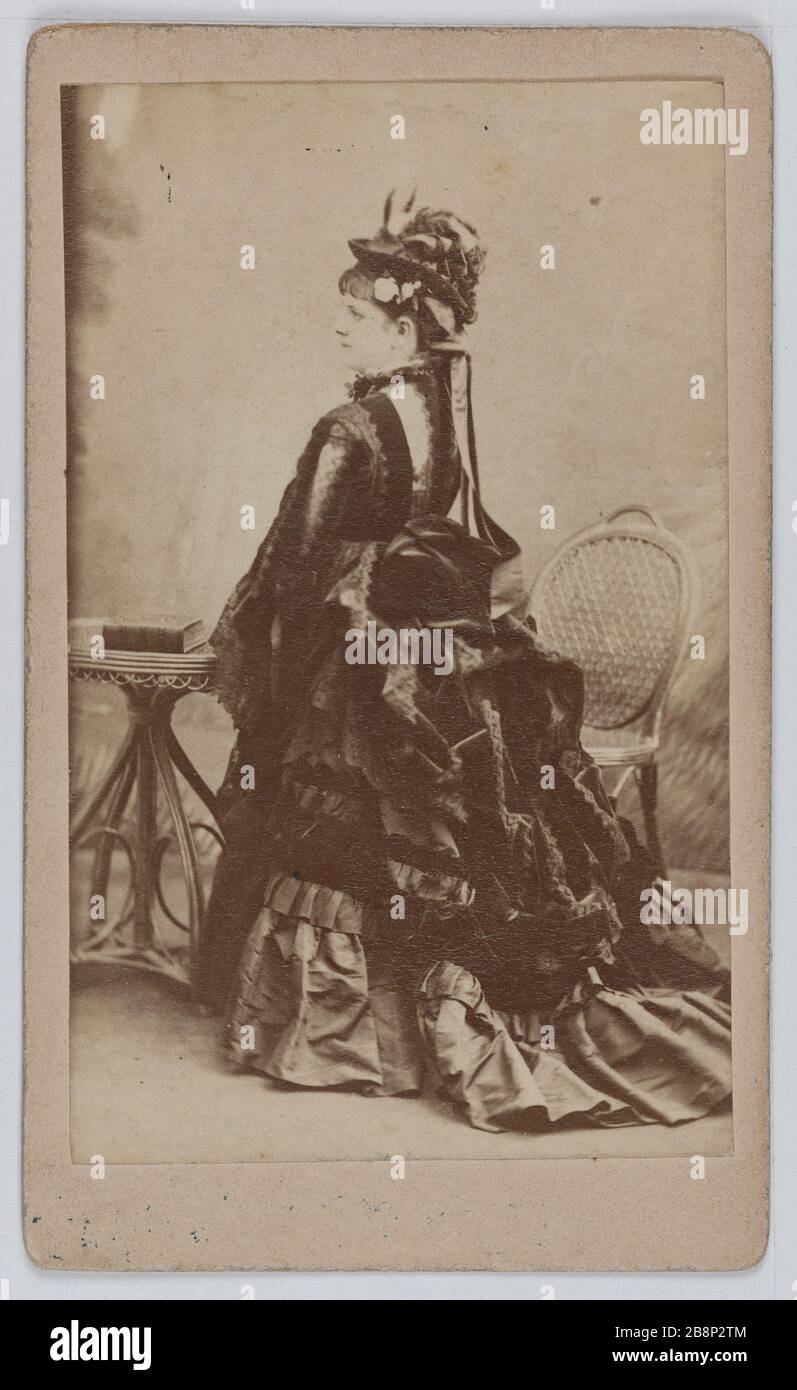 Ritratto bianco di Marie Eugenie Quérette, attrice teatrale tra il 1868 e il 1880. Portrait de Blanche Marie Eugénie Querette, attrice de théâtre entre 1868 et 1880. Carte de visite (recto). Anonima fotographie. Tirage sur papier albuminé, 1860-1890. Parigi, musée Carnavalet. Foto Stock