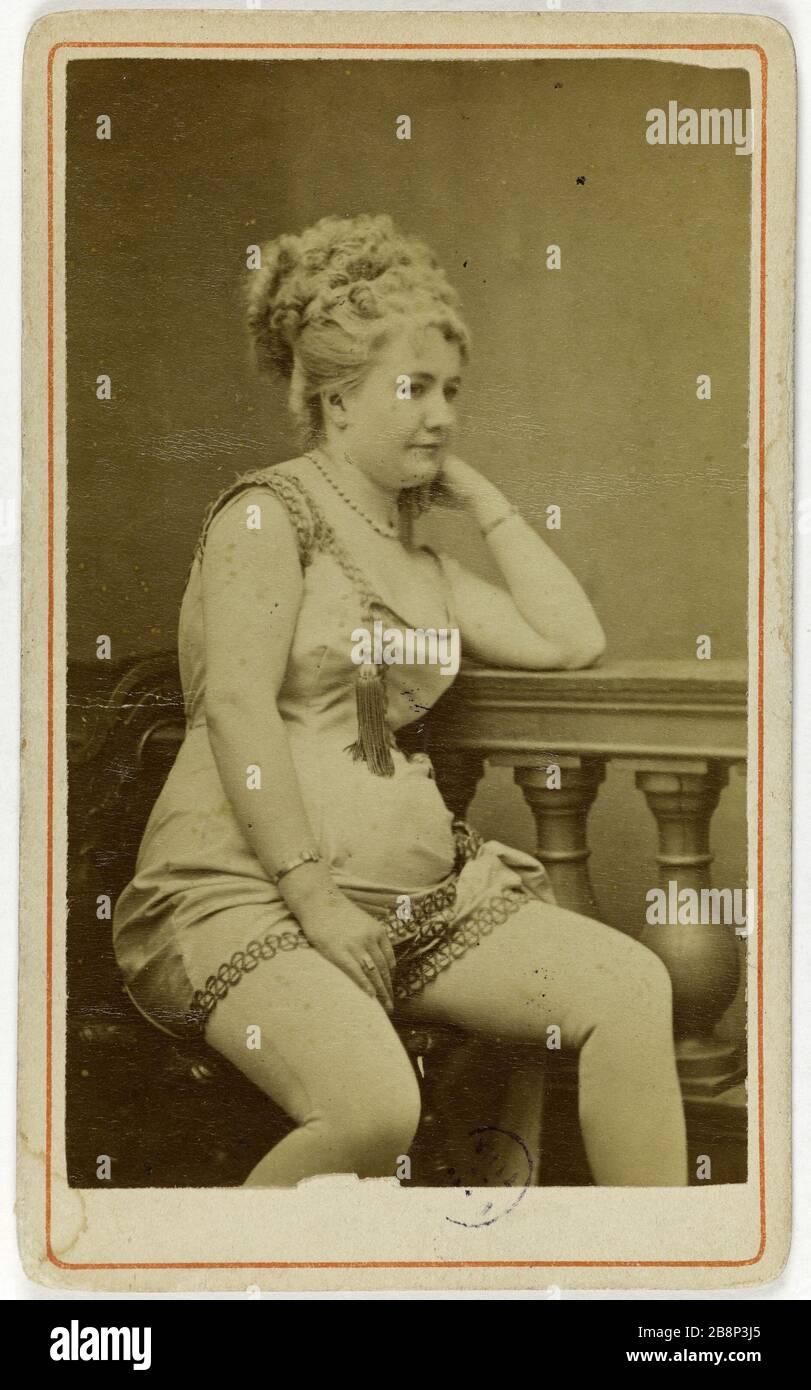 Ritratto di Mirecourt, attrice teatrale tra il 1872 e il 1879. Portrait de Mirecourt, attrice de théâtre entre 1872 et 1879. Carte de visite (recto). Tirage sur papier albuminé. 1860-1890. Anonima fotographie. Parigi, musée Carnavalet. Foto Stock