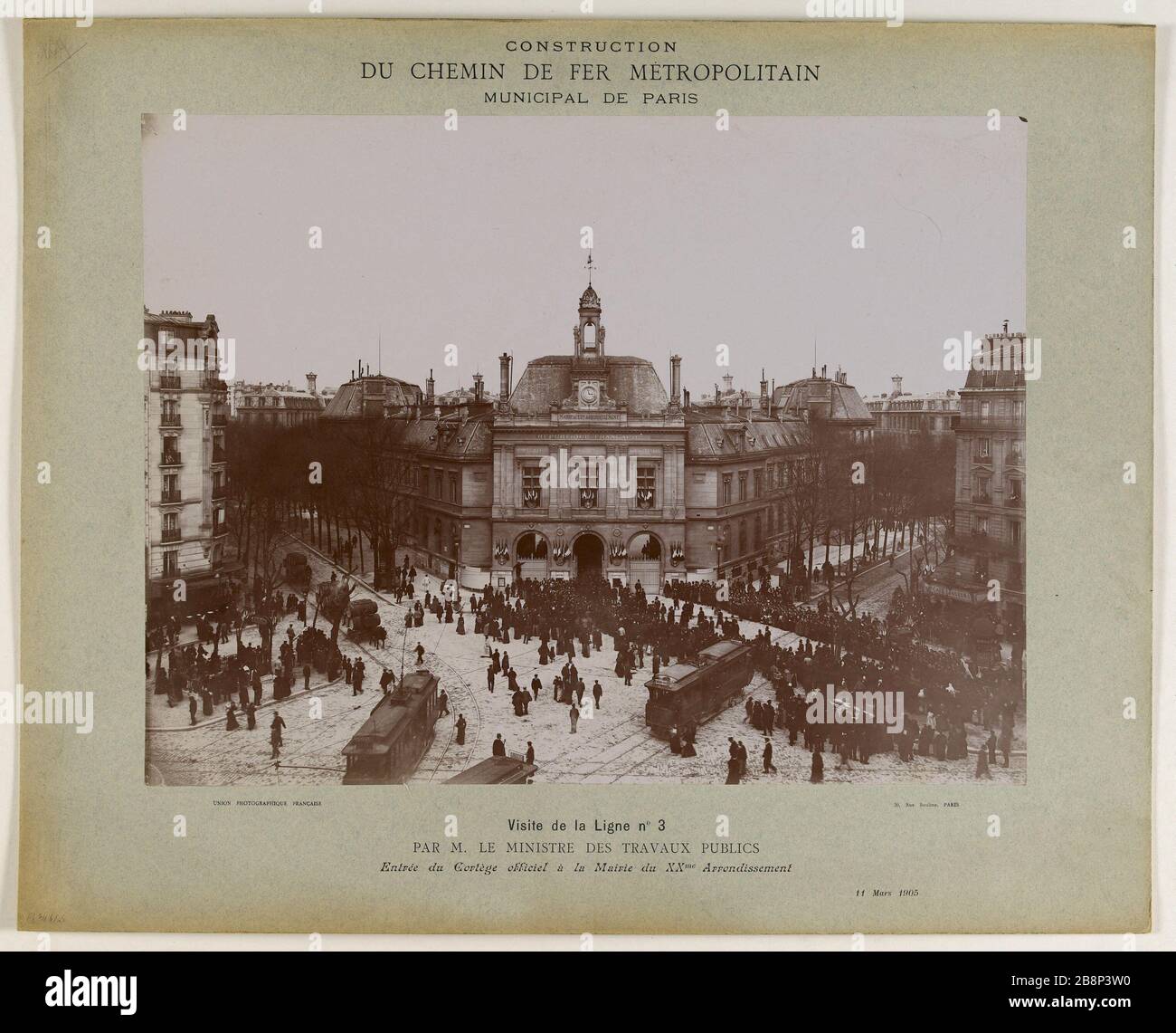 Costruzione della metropolitana comunale di Parigi, visita la linea 3 del ministro dei lavori pubblici, il motocade è entrato nel ventesimo distretto del municipio Construction du chemin de fer métropolitain Municipal de Paris, Visite de la ligne n°3 par M. le ministre des travaux publics, Entrée du cortège officiel à la mairie du XXI arrondissement, Parigi (XXème arr.), 11 marzo 1905. Union Photographique Française. Parigi, musée Carnavalet. Foto Stock