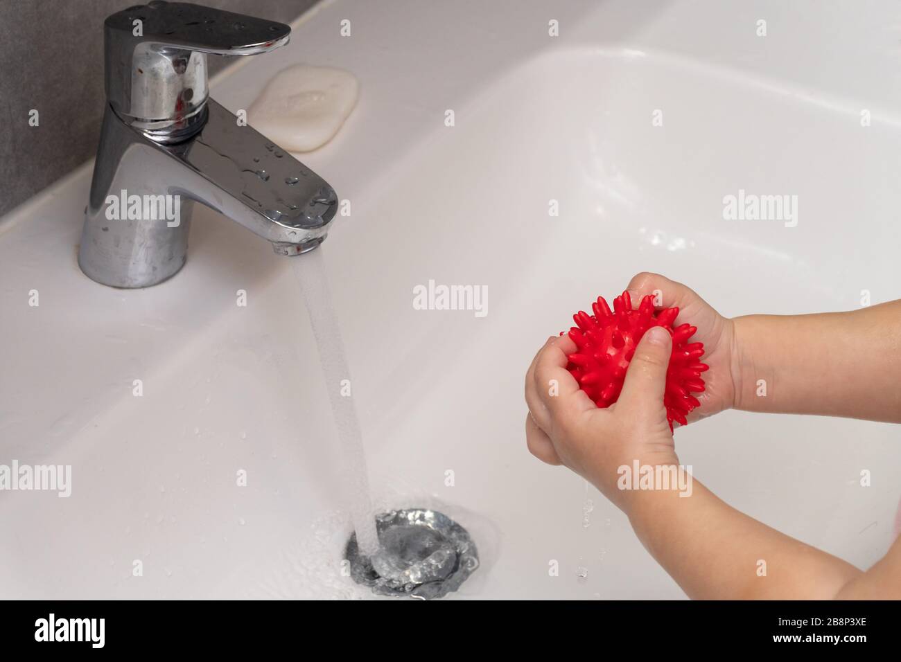 lavando le mani per proteggere dalla pandemia Foto Stock