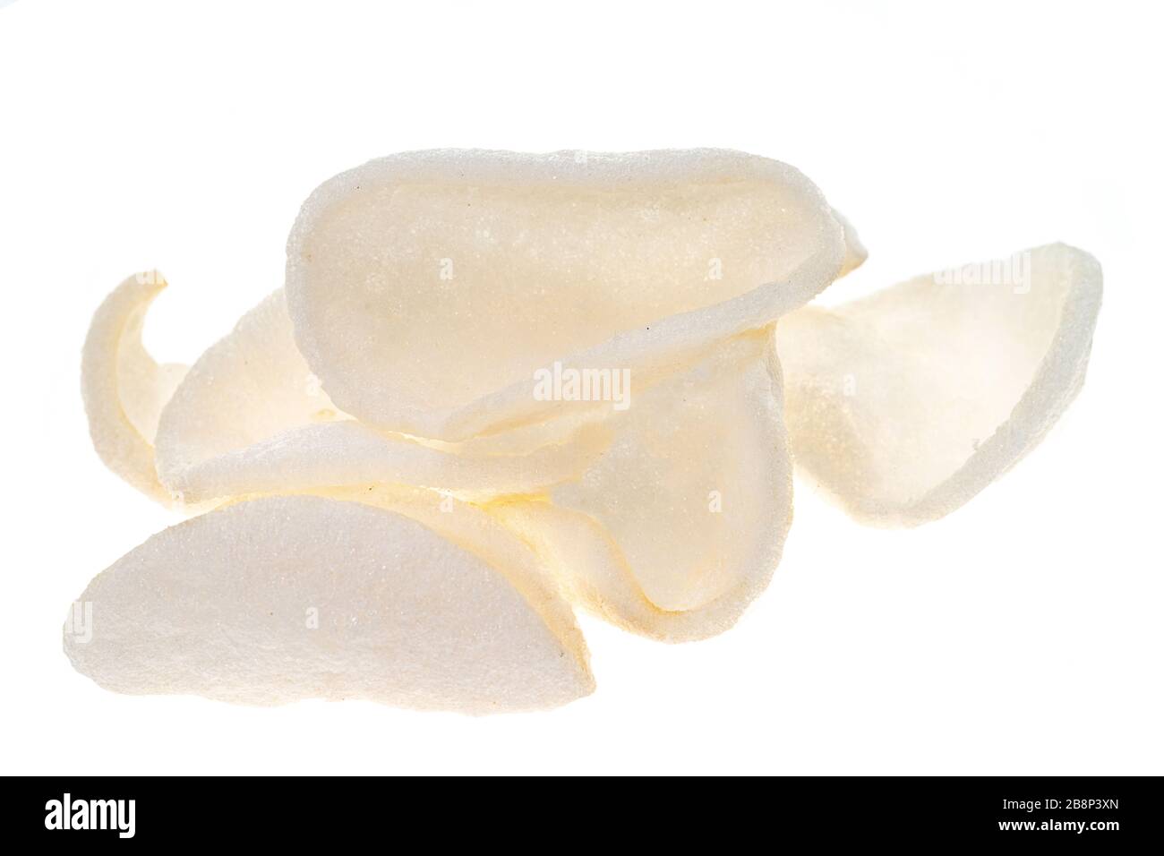 Immagine luminosa di cracker di gamberi o di schegge di gamberi - sfondo bianco Foto Stock