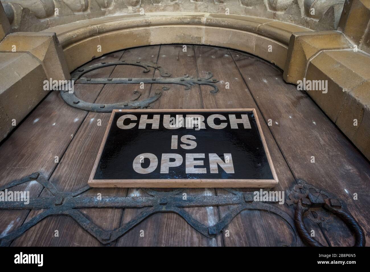 Porta della Chiesa con il cartello 'la Chiesa è aperta'. Chiesa di Santa Maria, Walpole, Suffolk, Inghilterra. Foto Stock