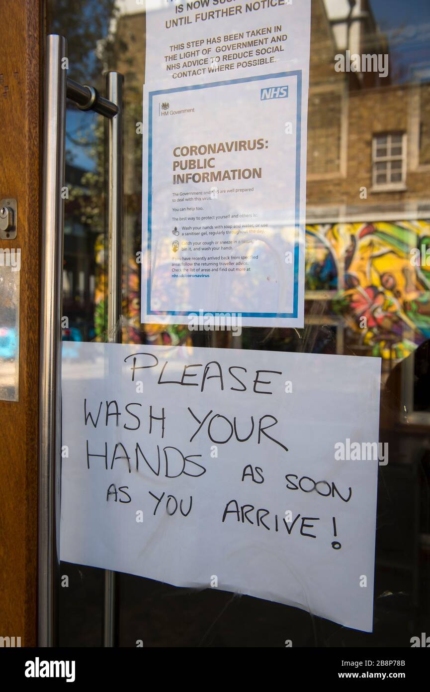LONDRA - 22 MARZO 2020: Un avviso a Camden Town dà la misura preventiva di base di salute e igiene personale per combattere la diffusione del coronavirus. Foto Stock