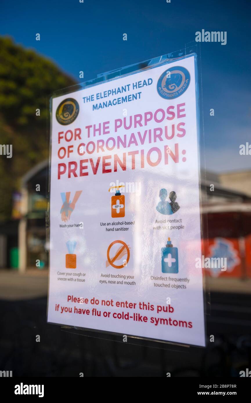 LONDRA - 22 MARZO 2020: Un avviso nel pub Elephant Head a Camden Town dà una misura di base preventiva per la salute per combattere la diffusione del coronavirus. Foto Stock
