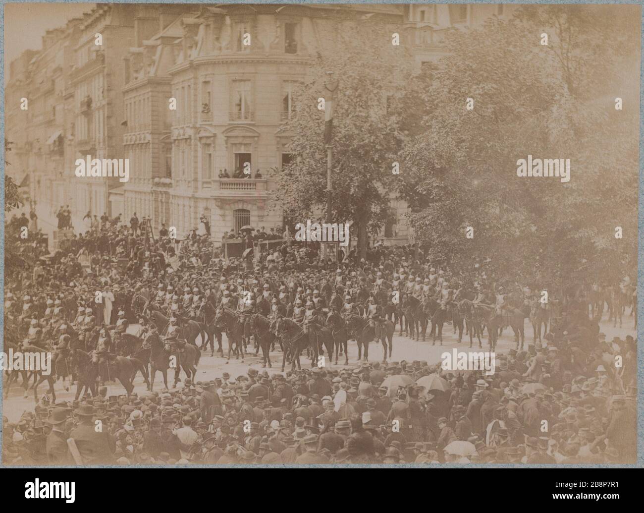 Funerale di Victor Hugo: Parade Guardia Repubblicana bd St Germain 'Funérailles de Victor Hugo (1802-1885) : défilé de la garde Républicaine boulevard Saint-Germain'. Anonima fotographie. Tirage sur papier albuminé. 1 juin 1885. Parigi, Maison de Victor Hugo. Foto Stock