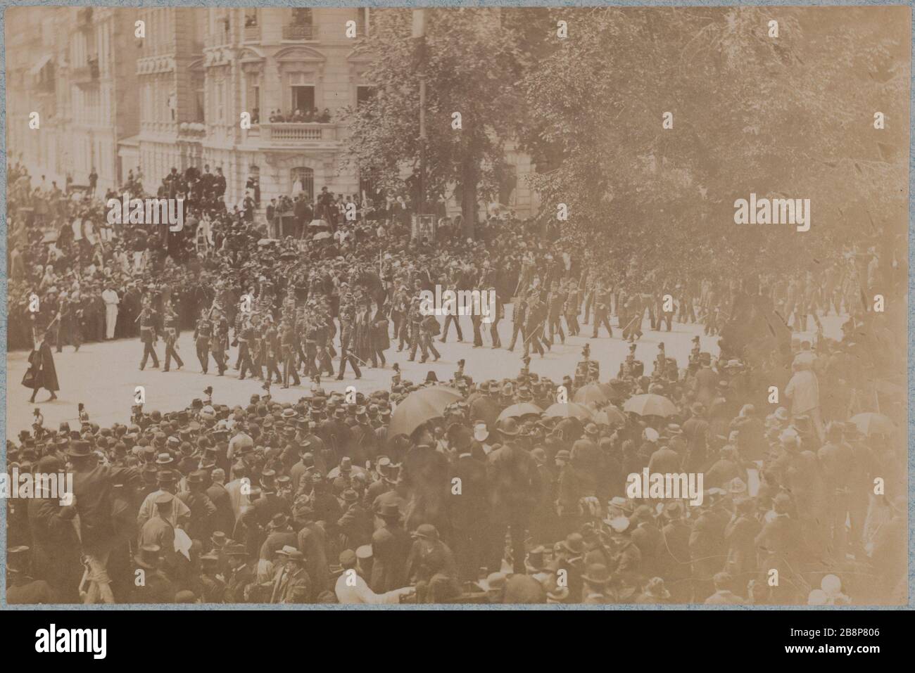 Funerale di Victor Hugo processione di Ecole Polytechnique bd St Germain 'Funérailles de Victor Hugo (1802-1885) : cortège de l'Ecole Polytechnique boulevard Saint-Germain'. Anonima fotographie. Tirage sur papier albuminé. 1 juin 1885. Parigi, Maison de Victor Hugo. Foto Stock