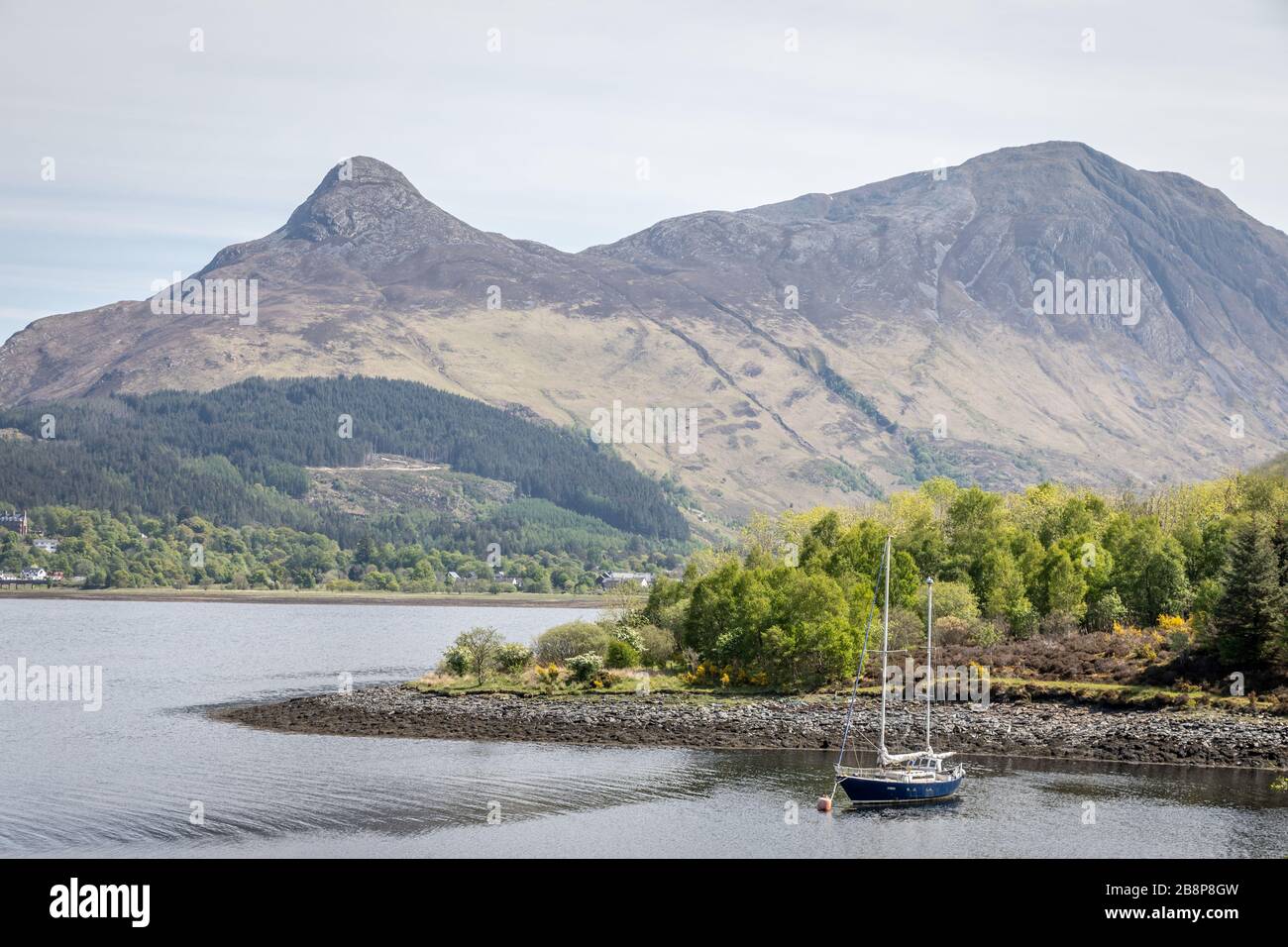 Loch Leven e Sgorr na Ciche, Scozia, Perth e Kinross, Scozia, Regno Unito - 14 maggio 2019 Foto Stock