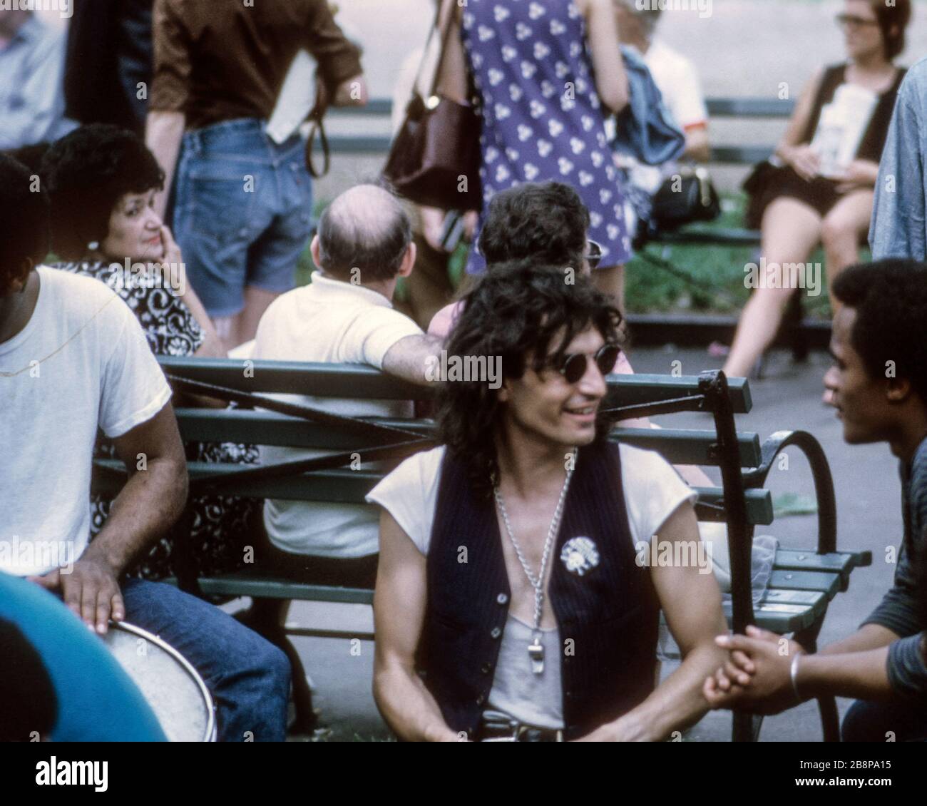 1968, David Peel, musicista hippy, appendere fuori a Washington Square Park con gli amici Foto Stock