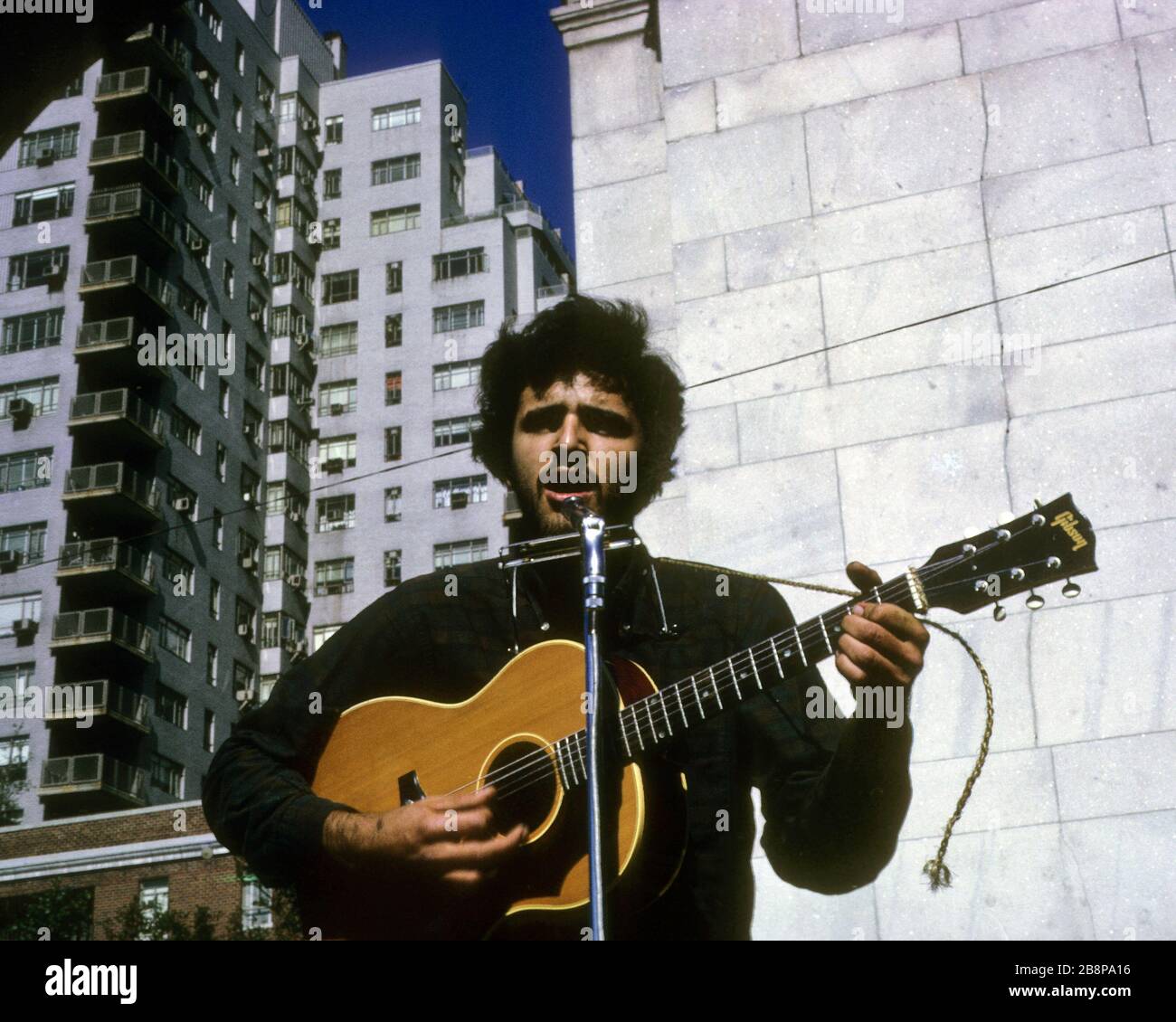 1968, Washington Square Park, New York City famoso musicista locale che suona la chitarra e canta canzoni anti guerra Foto Stock