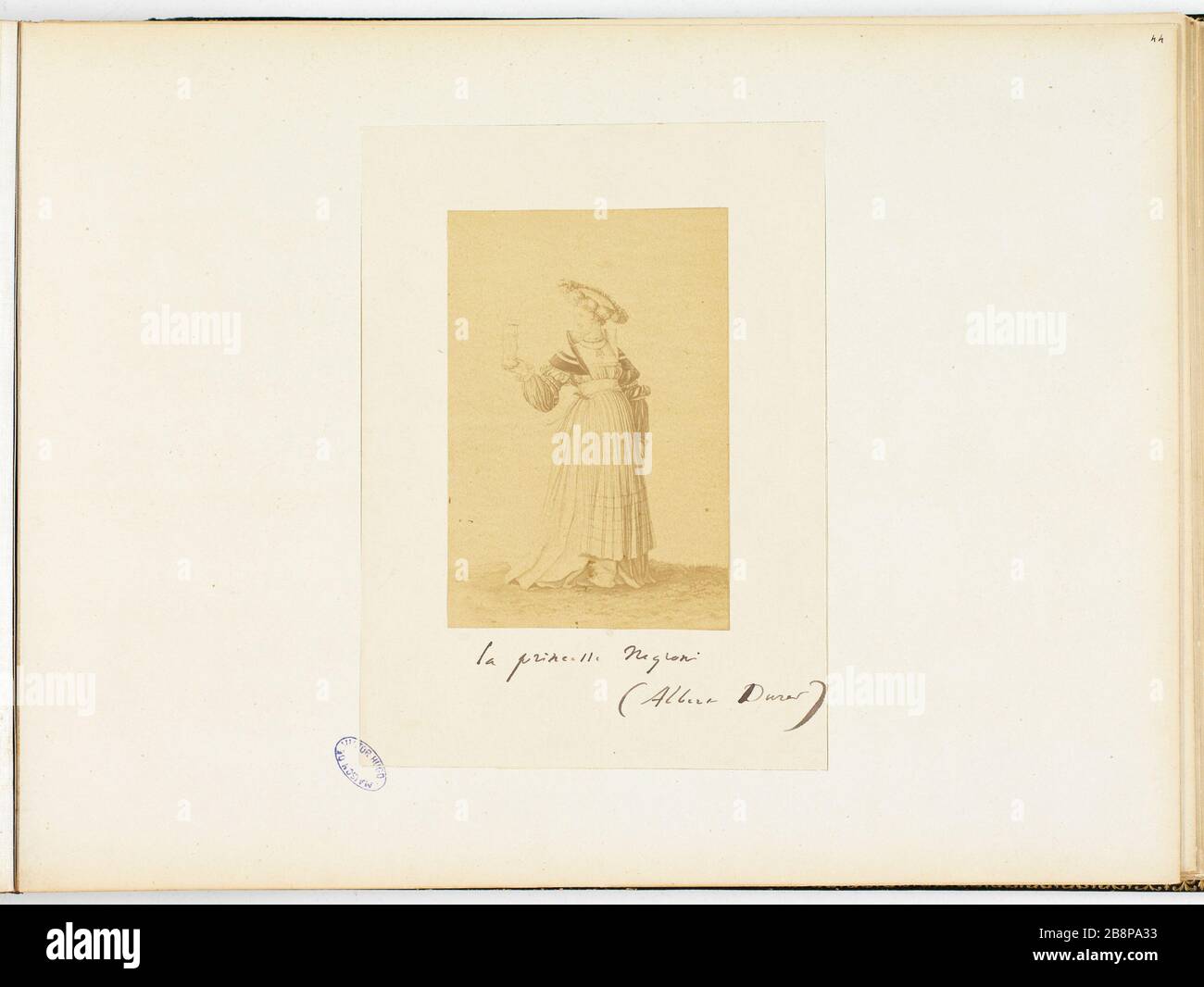 Donna che porta un oggetto nella sua mano destra, riproduzione di un disegno di Albrecht Dürer 'Femme portant un objet dans la principale droite, riproduzione d'un dessin d'Albrecht Dürer'. Anonima fotographie. Tirage sur papier albuminé. 1865-1871. Parigi, Maison de Victor Hugo. Foto Stock