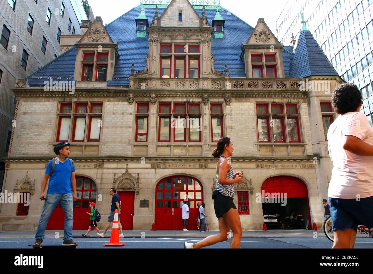 La folla di corridori, ciclisti e pedoni si diverti a prendere Lafayette Street a Lower Manhattan, qui di fronte allo storico edificio Engine 31 durante la S. Foto Stock