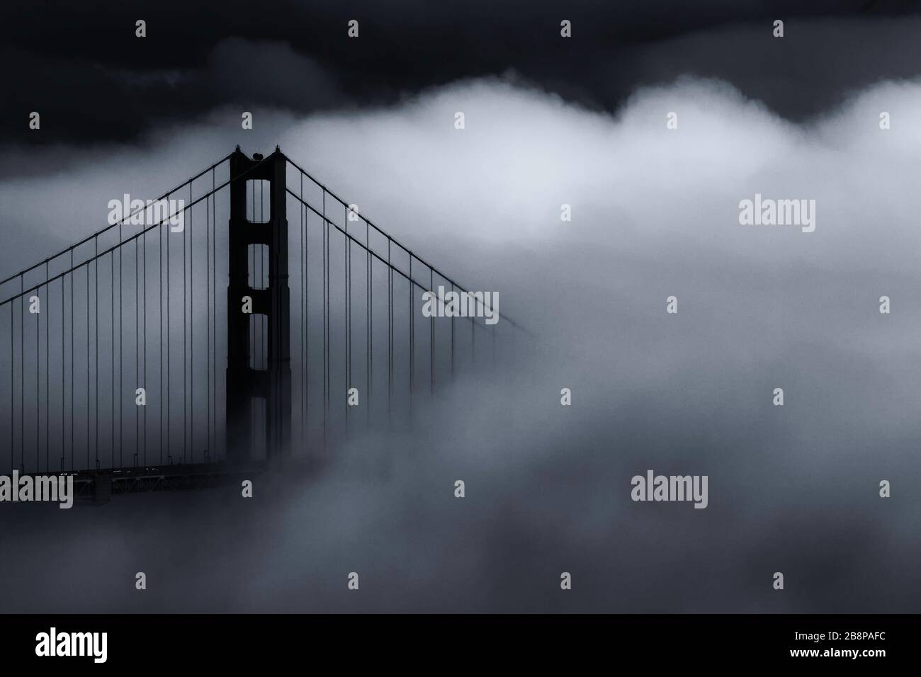 Golden Gate Bridge parzialmente oscurato dalla nebbia al crepuscolo, San Francisco, California, Stati Uniti, America del Nord, bianco e nero, selenio tonificante Foto Stock