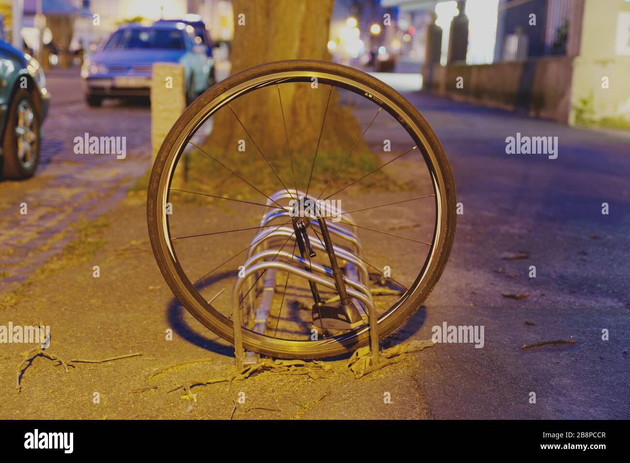 Darmstadt, Hessen, Germania, 02/17/2020: Ruota di bicicletta abbandonata di una bicicletta rubata, catena dalla ruota anteriore. Foto Stock