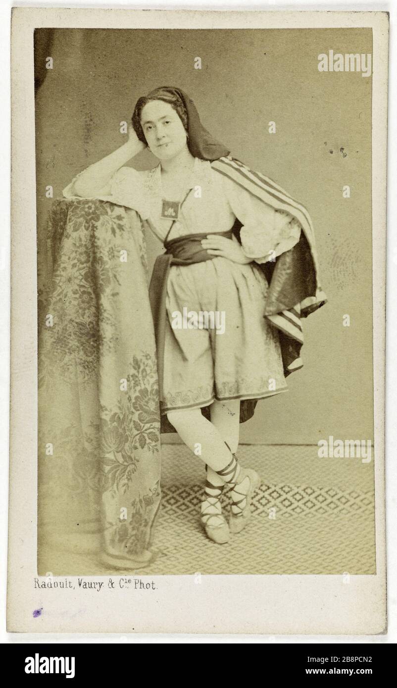 Ritratto di Armande Morel, attrice teatrale. Portrait d'Armande Morel, attrice de théâtre. Carte de visite (recto). Tirage sur papier albuminé. 1860-1890. Photographie de Radoult, Vaury & Cie Paris, musée Carnavalet. Foto Stock
