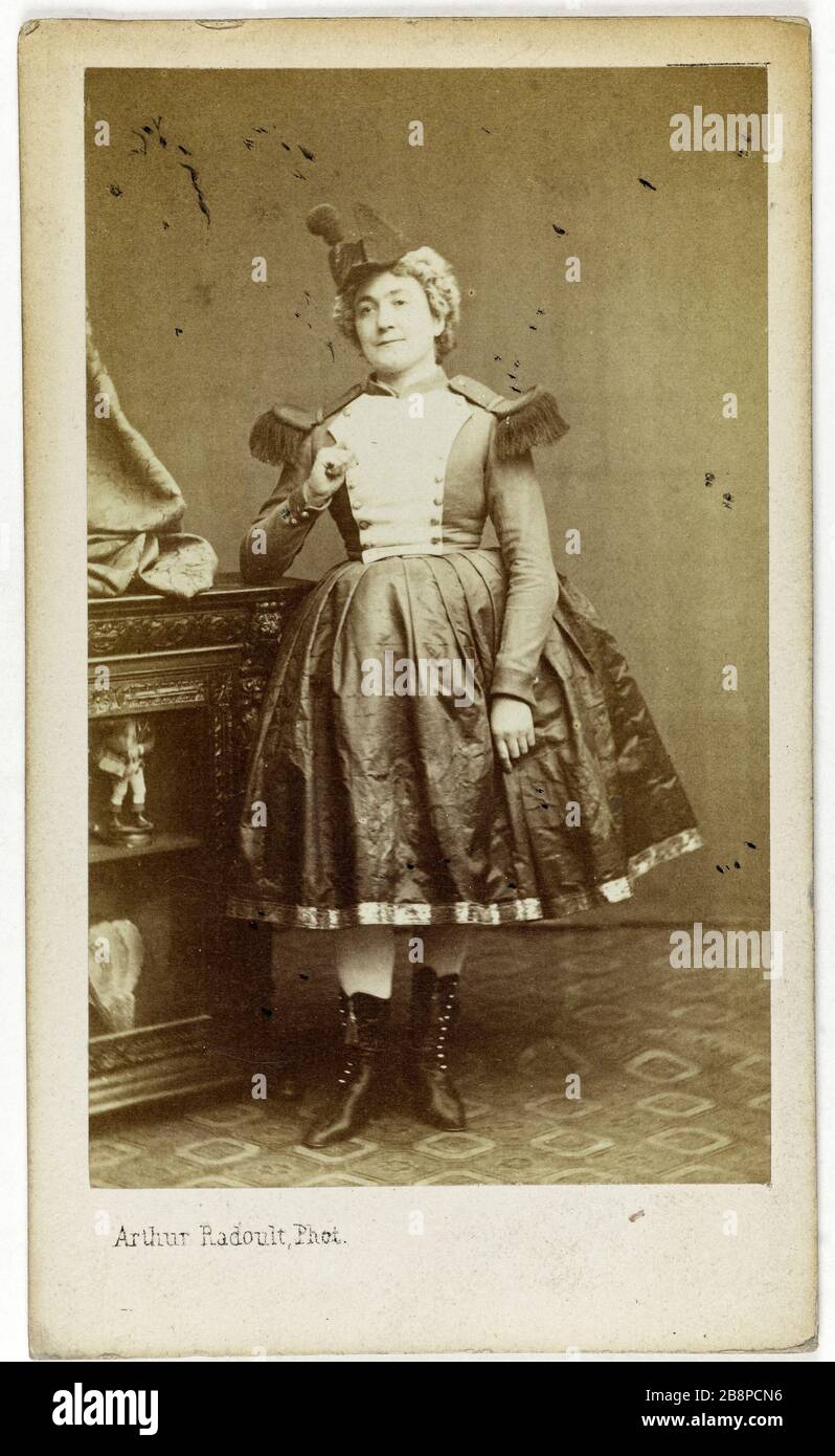 Ritratto di Armande Morel, attrice teatrale. Portrait d'Armande Morel, attrice de théâtre. Carte de visite (recto). Tirage sur papier albuminé. 1860-1890. Photographie d'Arthur Radoult. Parigi, musée Carnavalet. Foto Stock