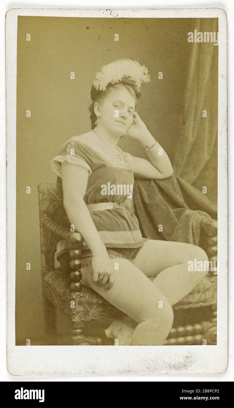 Ritratto di Maria Morel, cantante di sostegno e attrice teatrale. Portrait de Maria Morel, choriste et attrice de théâtre. Carte de visite (recto). Tirage sur papier albuminé. 1860-1890. Photographie d'Emile Tourtin (1825-V.1880). Parigi, musée Carnavalet. Foto Stock