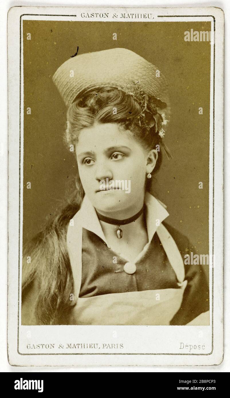 Busto ritratto di Maria Morel, cantante di backup e attrice teatro. Portrait en buste de Maria Morel, choriste et attrice de théâtre. Carte de visite (recto). Tirage sur papier albuminé. 1860-1890. Photographie de Gaston, Mathieu & Cie Paris, musée Carnavalet. Foto Stock
