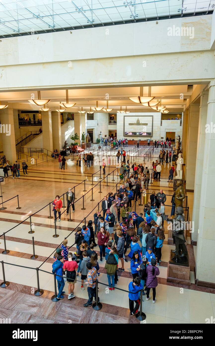 I turisti che aspettano la fila per partecipare a un tour guidato all'interno del Congresso degli Stati Uniti, il Campidoglio di Washington DC, USA Foto Stock
