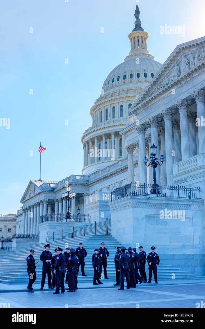 Capitol Building, polizia di sicurezza, gruppo di agenti di polizia di Capitol Hill di fronte al palazzo del Congresso degli Stati Uniti a Washington, DC, USA Foto Stock