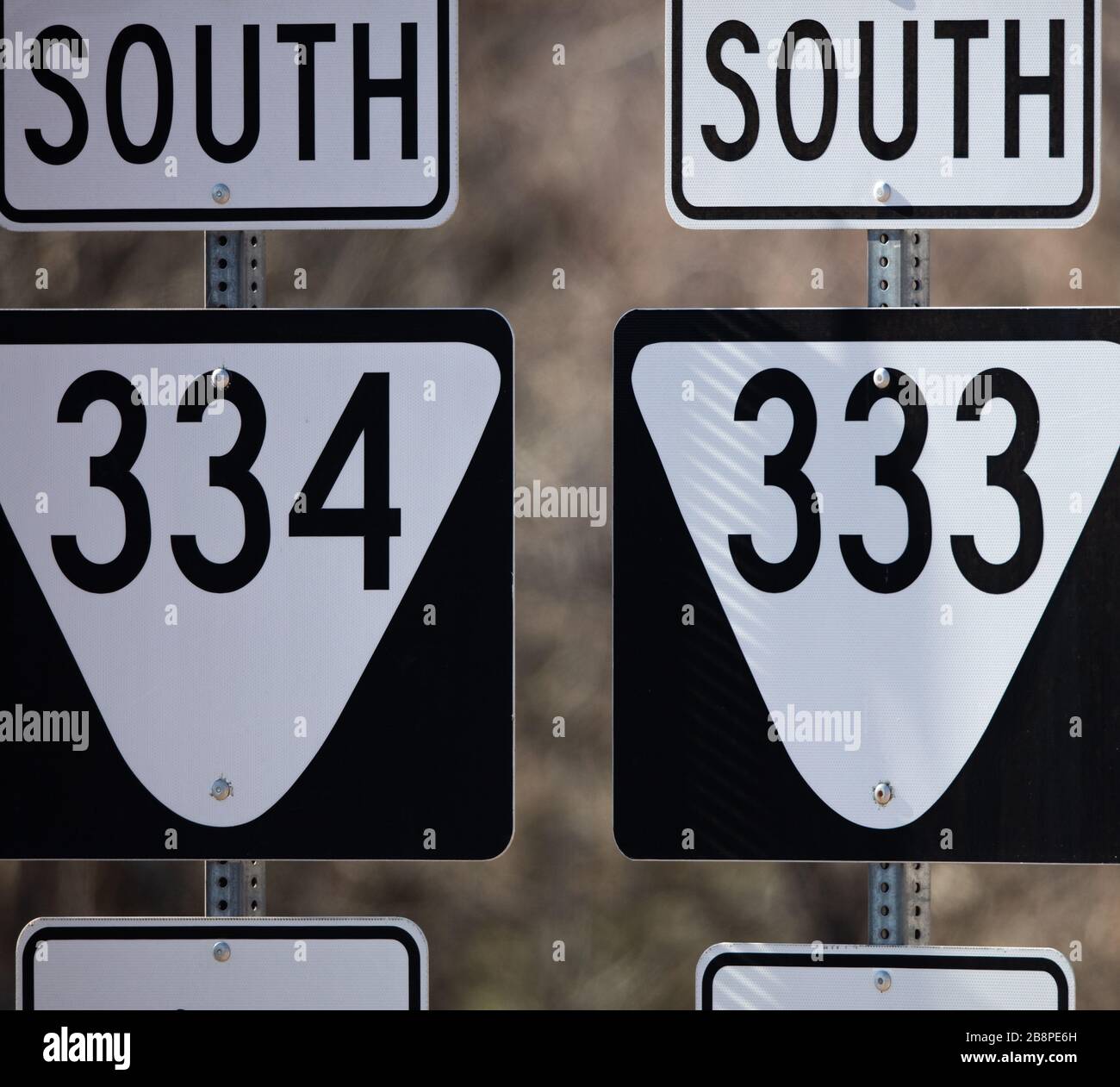 Le indicazioni stradali bianche e nere conducono lungo un percorso in Tennessee Foto Stock