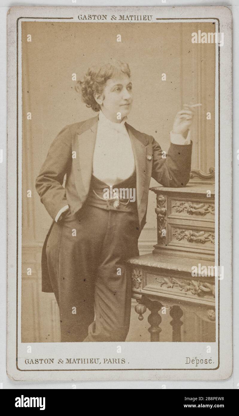 Ritratto di Georgette Viguier, ha detto Georgette Olivier teatro attrice tra il 1857 e il 1875, uomo's suit. Gaston, Mathieu & Cie. Ritratto de Georgette Viguier, dite Georgette Olivier, attrice de théâtre entre 1857 et 1875, en costume d'homme. Carte de visite (recto). Tirage sur papier albuminé. 1860-1890. Parigi, musée Carnavalet. Foto Stock