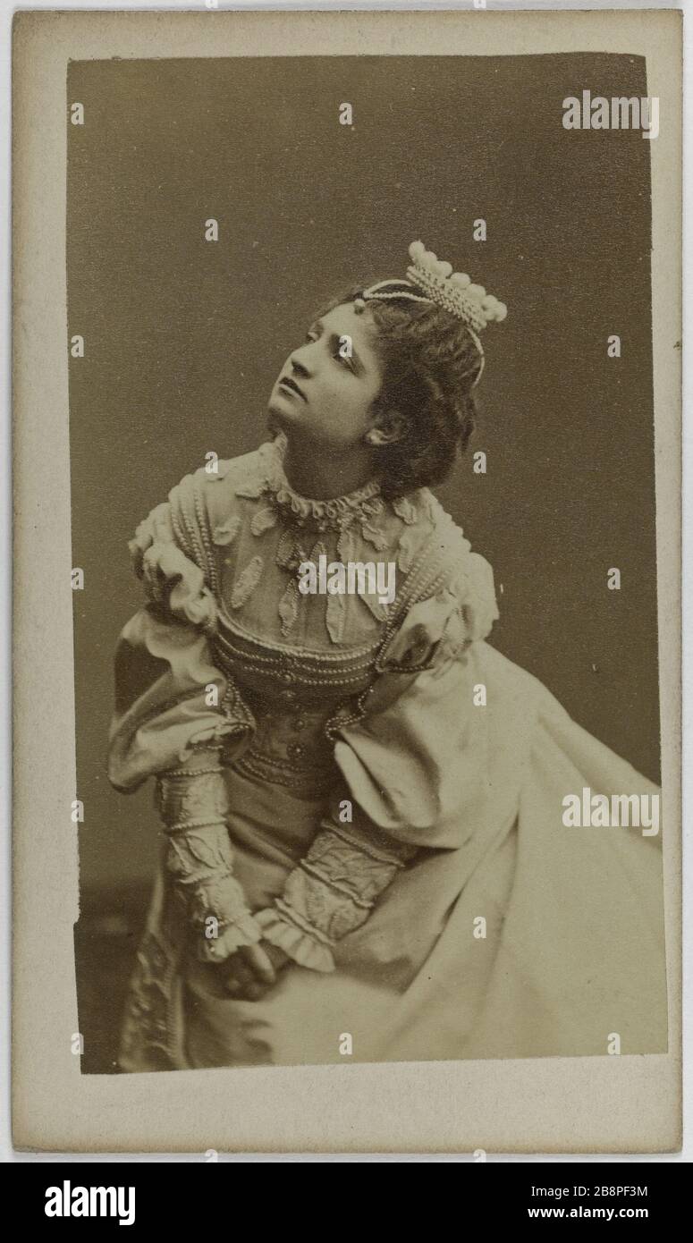 Ritratto di Paolina Patry, (J.C. Pauline Pesty, chiamato), (circa 1855 - dopo il 1910), (cantante e attrice) Portrait de Pauline Patry (dite Pauline Pesty, 1855-1910), chanteuse ou attrice. Carte de visite (recto). Tirage sur papier albuminé, avant 1877-1877. Parigi, musée Carnavalet. Foto Stock