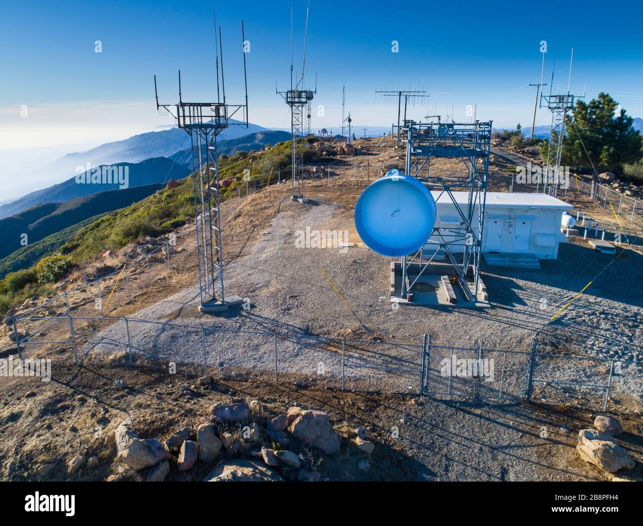 Vista aerea delle torri di comunicazione e dei piatti di comunicazione vicino al picco la Cumbre sopra Santa Barbara nelle montagne di Santa Ynez, California Foto Stock