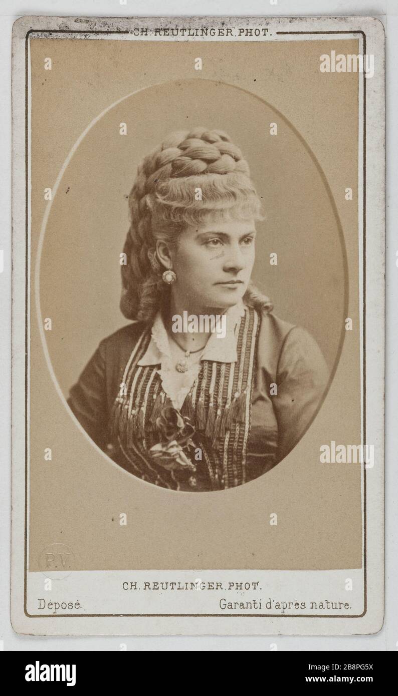 Ritratto di Alix Marie Angele Seon (c. 1835-1906), chiamata Pasca, attrice teatrale tra il 1864 e il 1891. Ritratto d'Alix Marie Angèle Séon (v. 1835-1906), dite Pasca, actrice de théâtre entre 1864 et 1891. Carte de visite (recto). Photographie de Charles Reutlinger (1816-1880). Tirage sur papier albuminé. 1860-1890. Parigi, musée Carnavalet. Foto Stock