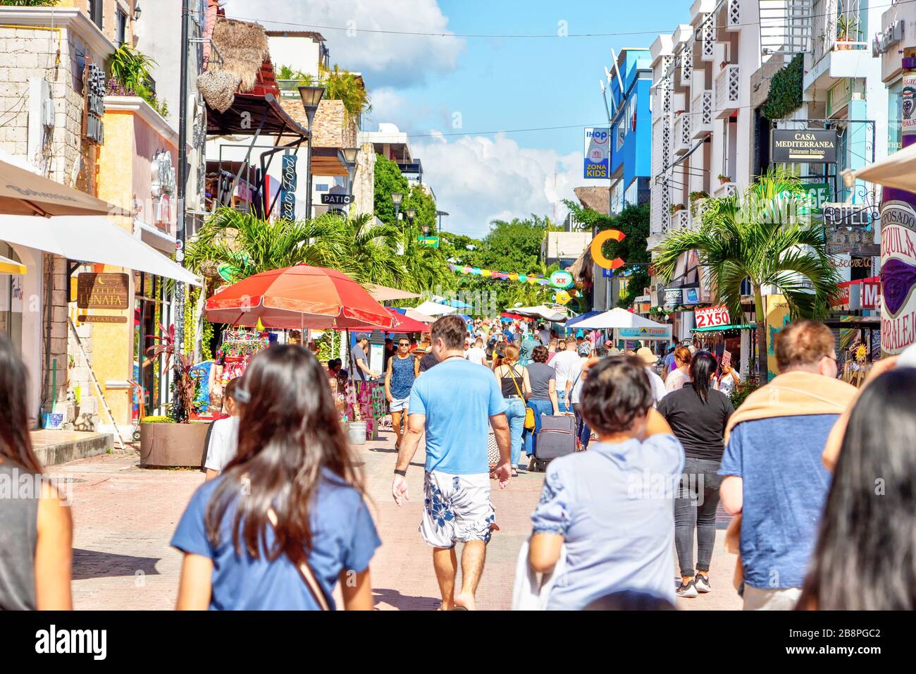 PLAYA DEL CARMEN, MESSICO - DEC. 26, 2019: I visitatori possono fare shopping sulla famosa 5th Avenue nel quartiere dei divertimenti di Playa del Carmen nello Yucata Foto Stock