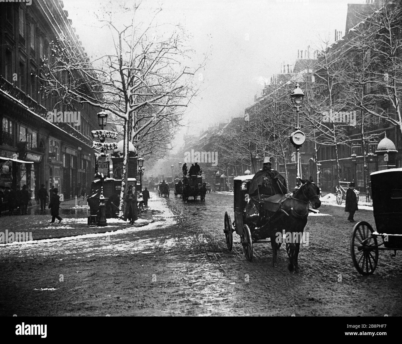 Il Boulevard des Capucines in 'le boulevard des Capucines sous la neige'. Parigi (II e IXème arr.). Photographie de Paul Géniaux (1873-1914). Parigi, musée Carnavalet. Foto Stock
