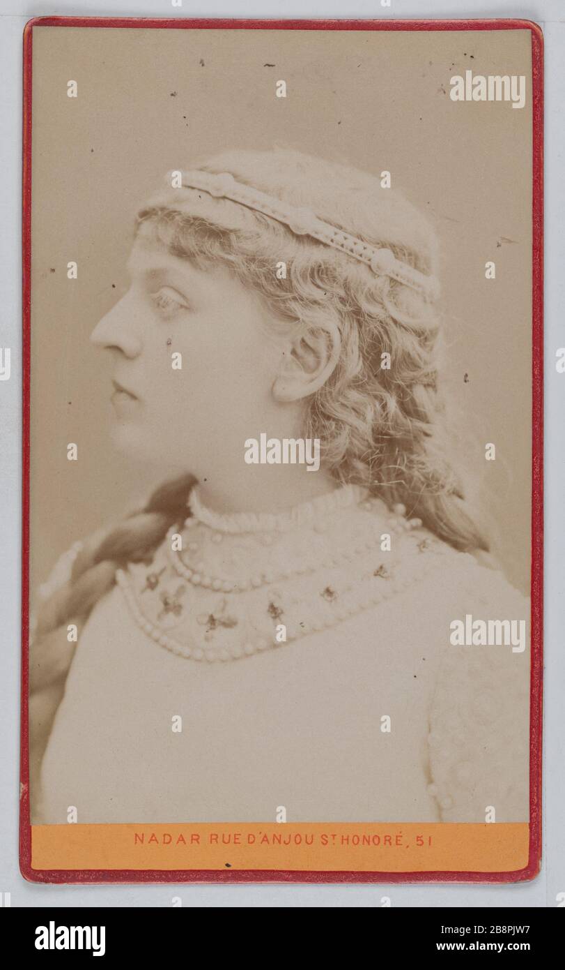 Ritratto di Suzanne Reichenberg (1853-1924), Baronessa de Bourgoing, attrice teatrale. Portrait de Suzanne Reichenberg (1853-1924), baronne de Bourgoing, attrice de théâtre. Carte de visite (recto). Photographie de l'Atelier Nadar. Tirage sur papier albuminé, 1860-1890. Parigi, musée Carnavalet. Foto Stock