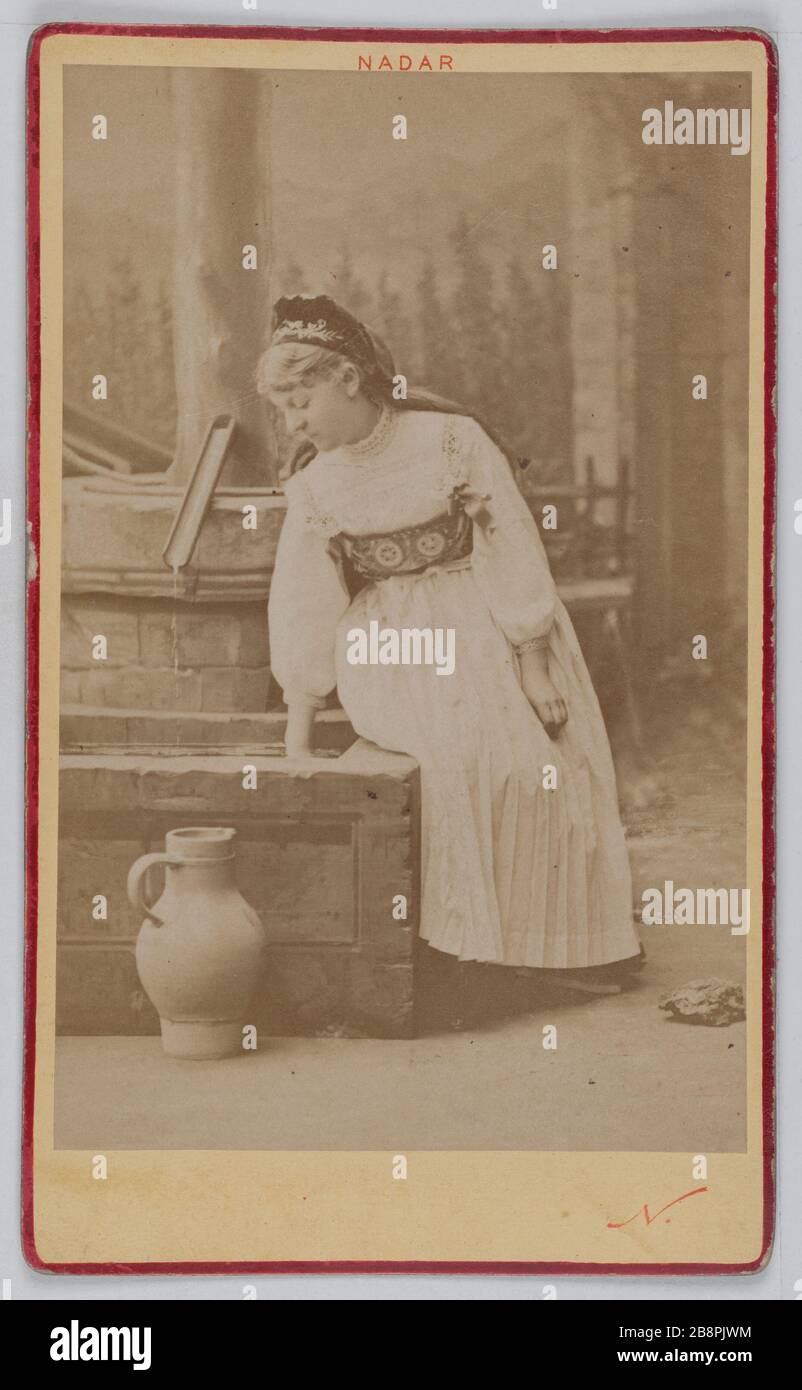 Ritratto di Suzanne Reichenberg (1853-1924), Baronessa de Bourgoing, attrice teatrale. Portrait de Suzanne Reichenberg (1853-1924), baronne de Bourgoing, attrice de théâtre. Carte de visite (recto). Photographie d'Emile Tourtin. Tirage sur papier albuminé, 1860-1890. Parigi, musée Carnavalet. Foto Stock