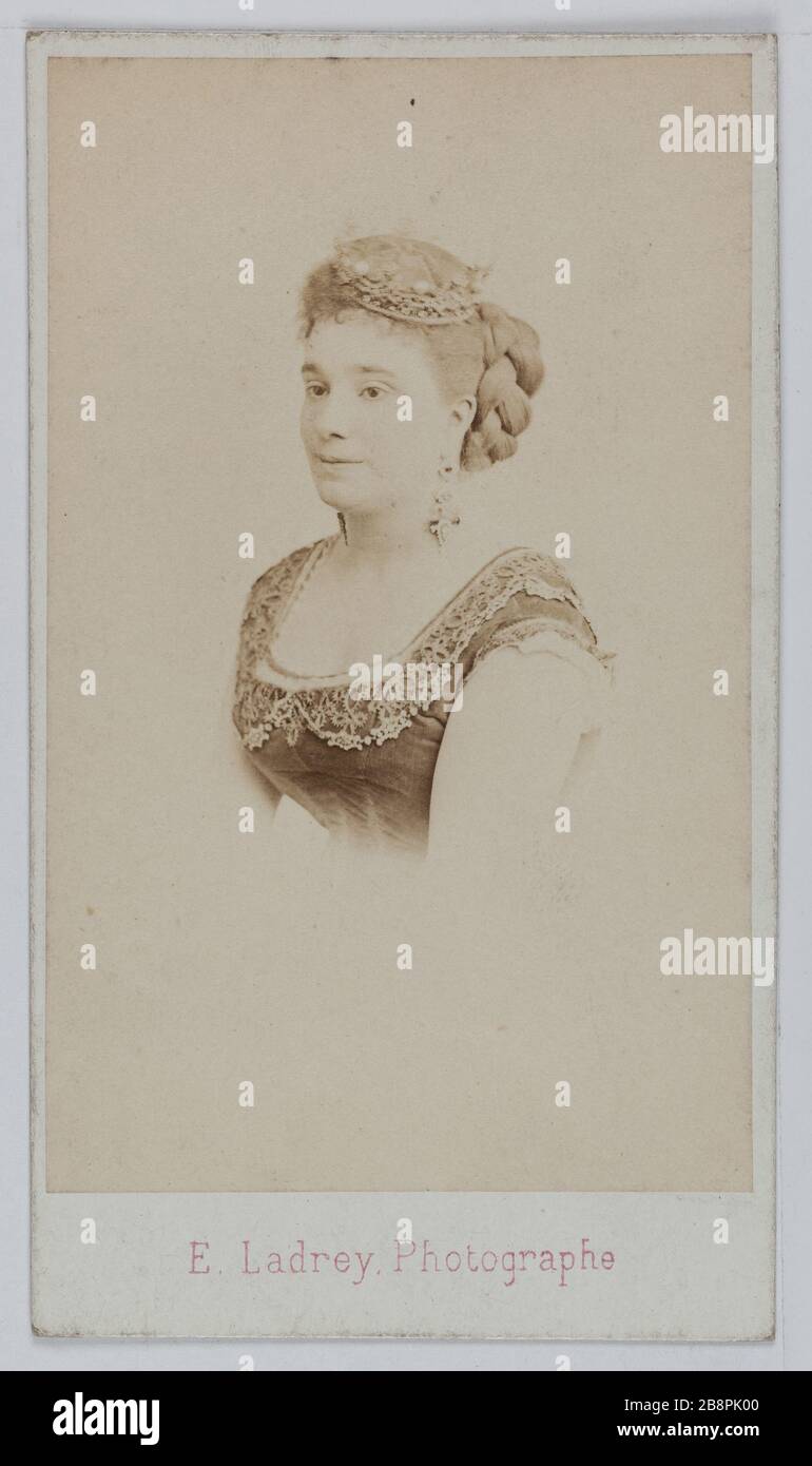 Ritratto di Gabrielle Charlotte Réju (1856-1920), noto Rejane, attrice teatrale. Ritratto di Gabrielle-Charlotte Réju (1856-1920), dite Réjane, attrice de théâtre. Carte de visite (recto). Photographie d'Ernest Ladrey. Tirage sur papier albuminé, 1860-1890. Parigi, musée Carnavalet. Foto Stock