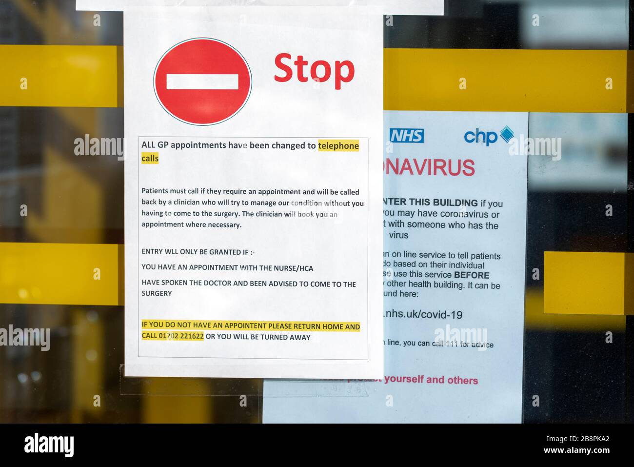 Avviso di coronavirus sulla finestra di ingresso alla chirurgia dei medici a Westcliff on Sea, Essex, UK chiedendo ai possibili malati di non entrare. Vai a casa 111 Foto Stock