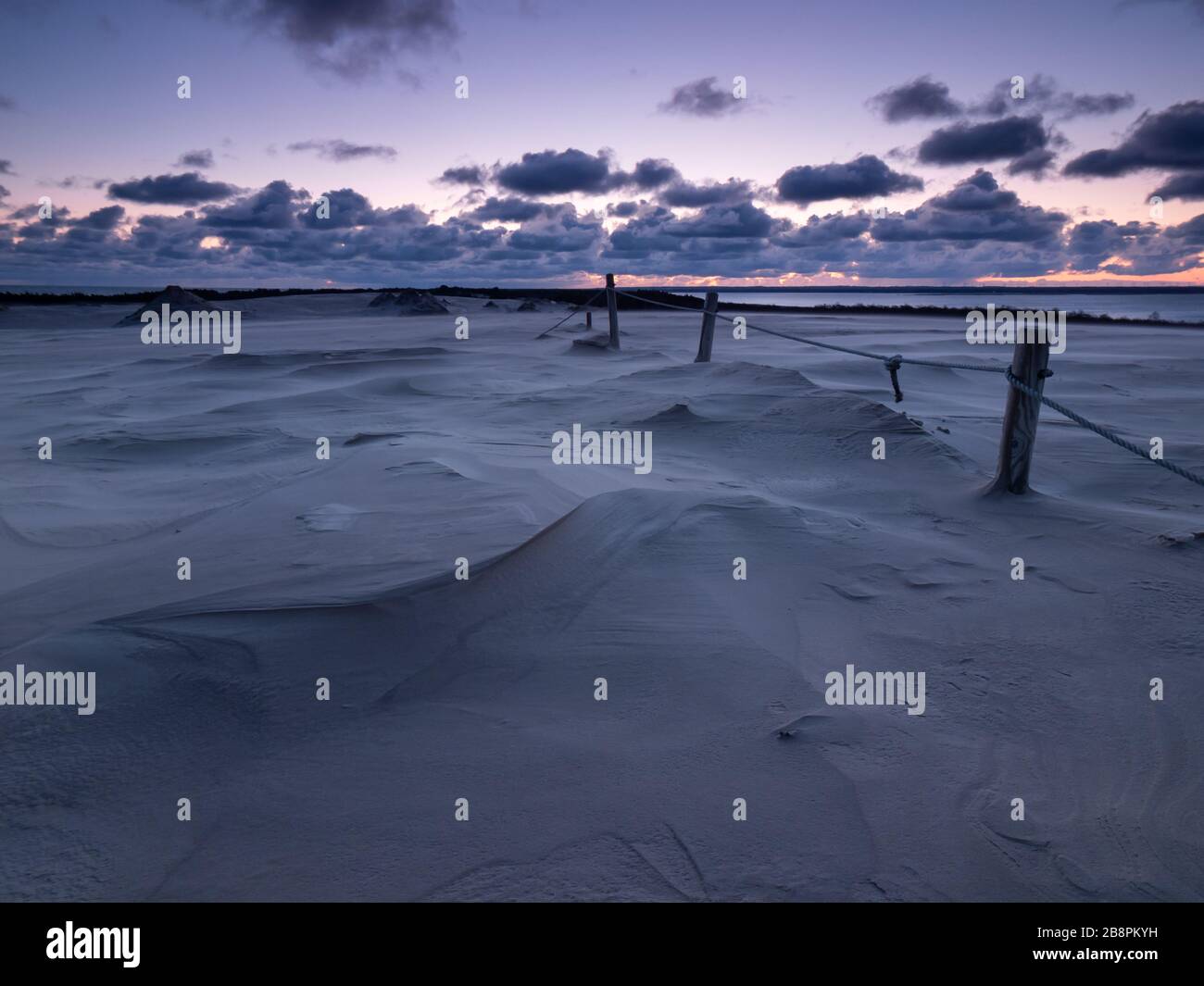 Alba sulle dune in movimento durante la mattina ventosa. Debki, Mar Baltico, Polonia. Foto Stock