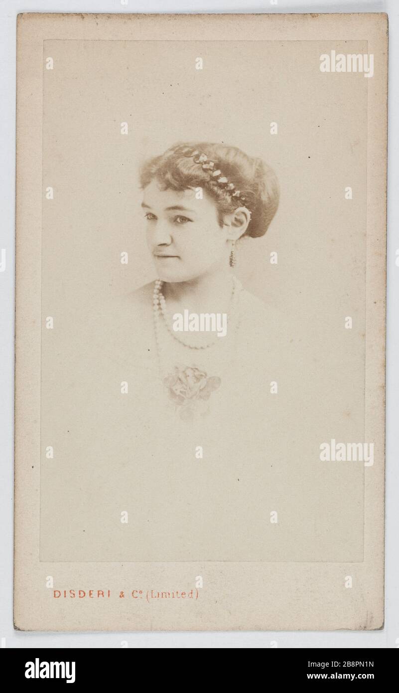 Ritratto di Miss Seymour, ballerina inglese al Teatro della Porte Saint-Martin. Portrait de Miss Seymour, danseuse anglaise au Théâtre de la Porte Saint Martin. Carte de visite (recto). Photographie de Dideri & Cie Tirage sur papier albuminé, 1860-1890. Parigi, musée Carnavalet. Foto Stock