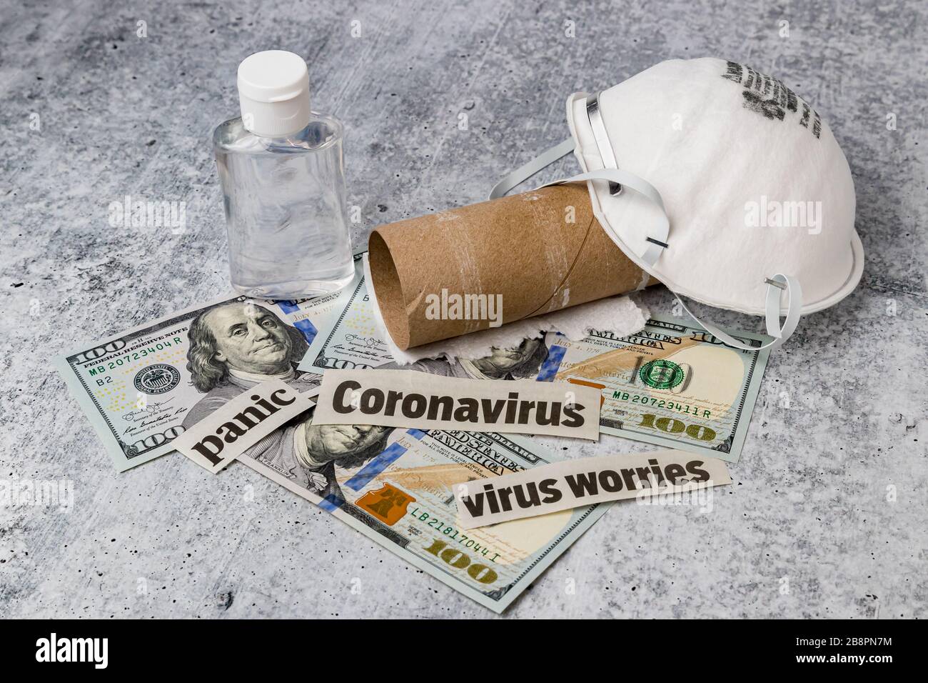 Covid-19 coronavirus notizie titoli, maschera respiratore N95, bottiglia igienizzante per le mani, denaro e rotolo di carta igienica vuoto. Concetto di carenza della domanda di offerta Foto Stock