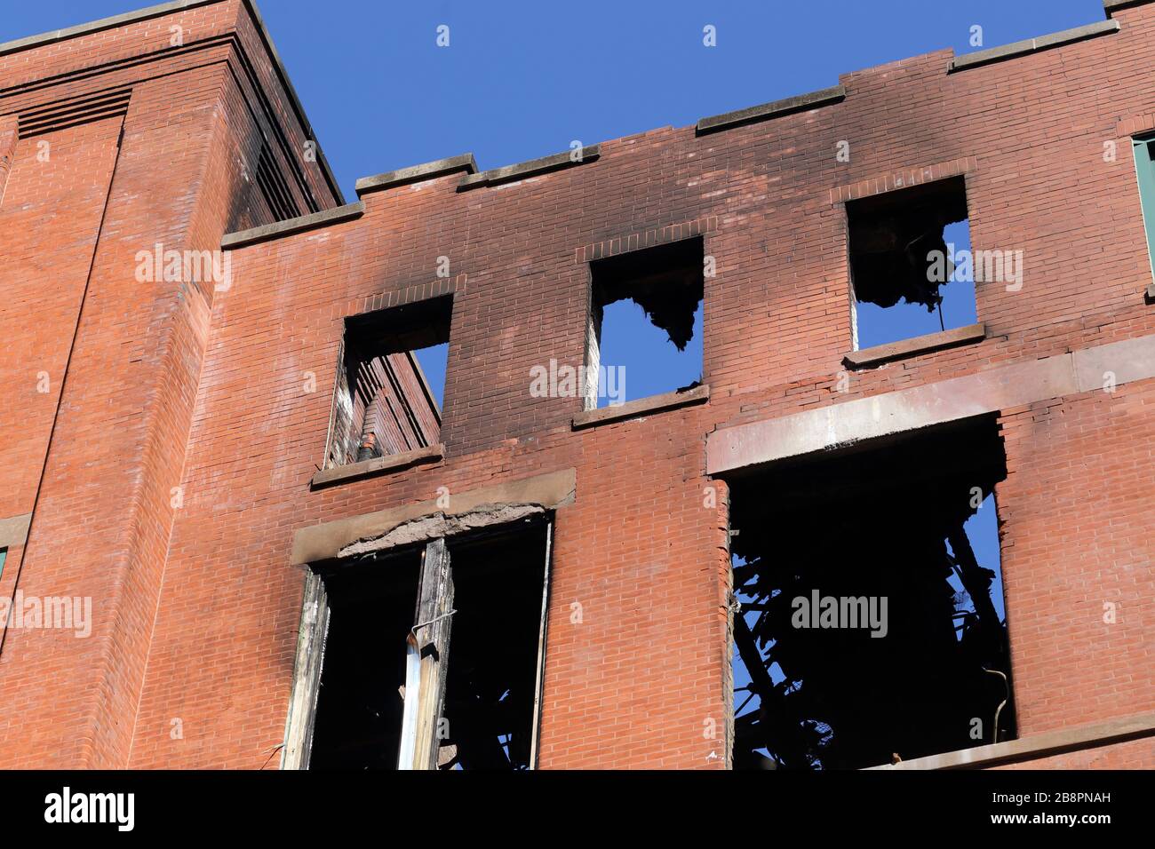 Febbraio 19, 2020. Edificio danneggiato dal fuoco di un centro della comunità a New York Chinatown. Un incendio ha devastato l'edificio a 70 Mulberry St il 23 gennaio. Foto Stock