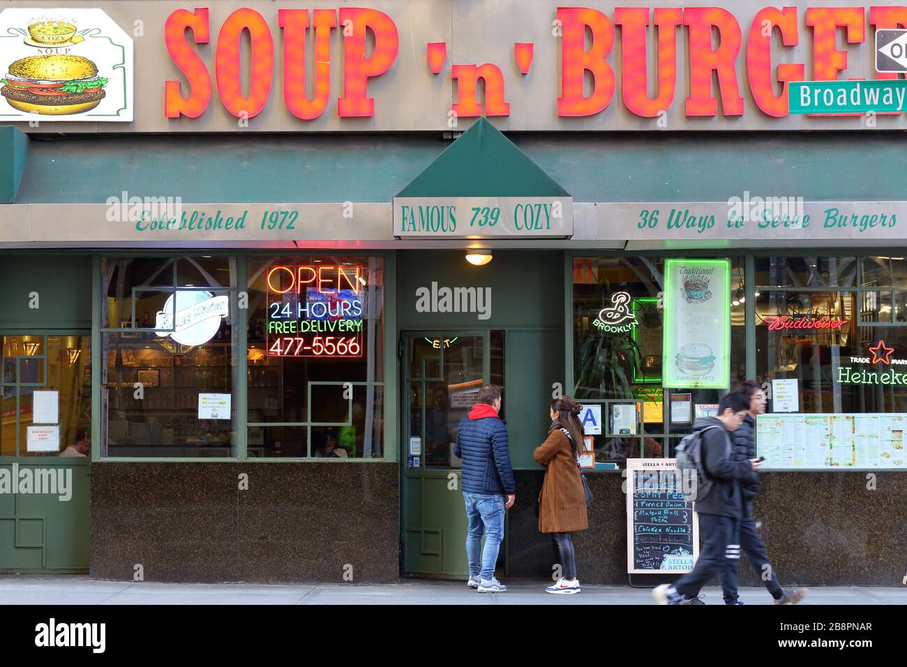 Famoso Soup & Burger accogliente, 739 Broadway, New York. Foto di fronte al negozio di New York di un ristorante nell'East Village di Manhattan. Foto Stock