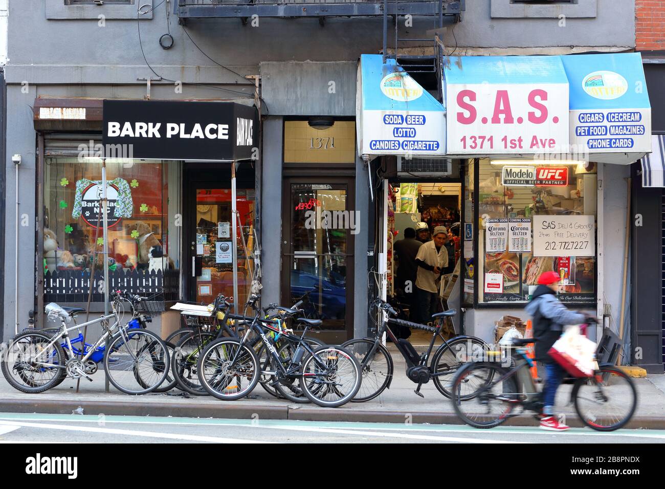 Bark Place, SAS Deli, 1371 First Ave, New York. Foto del negozio di New York di un animale domestico e un deli nel quartiere Upper East Side di Man Foto Stock