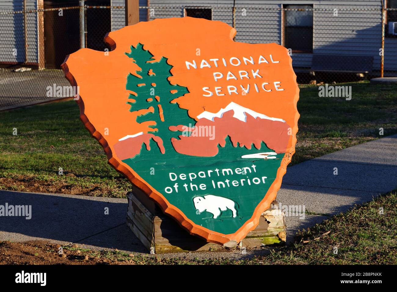 Un logo del National Park Service scolpito in un grande pezzo di legno Foto Stock