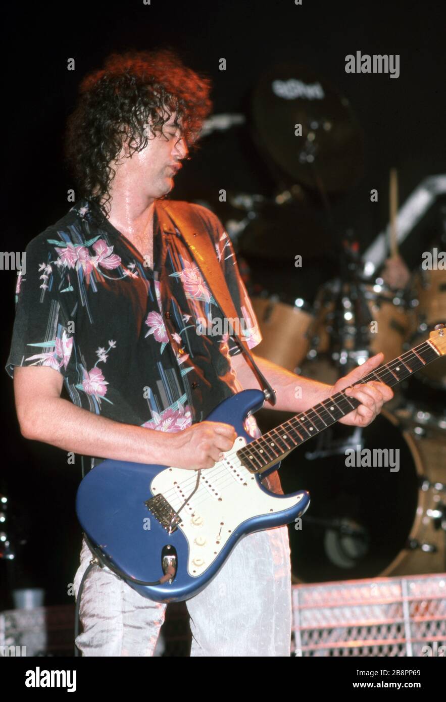 DETROIT - 2 MAGGIO: L'azienda, tra cui l'ex chitarrista di LED Zeppelin, Jimmy Page, e l'ex cantante di Free and Bad Company, Paul Rodgers, si esibiscono il 2 maggio 1986 presso la Joe Louis Arena di Detroit, Michigan. Credit: Ross Marino Archive / MediaPunch Foto Stock