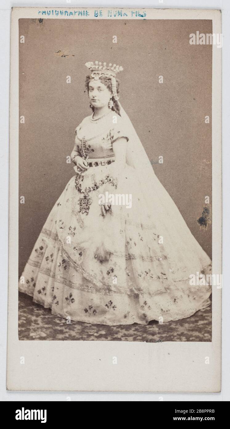 Ritratto di Louise Vaissière (1844-1874), chiamato Lise Tautin, attrice e cantante. NUMA Fils. Portrait de Louise Vaissière (1844-1874), dite Lise Tautin, attrice et chanteuse. Carte de visite (recto). Tirage sur papier albuminé, 1855-1874. Parigi, musée Carnavalet. Foto Stock