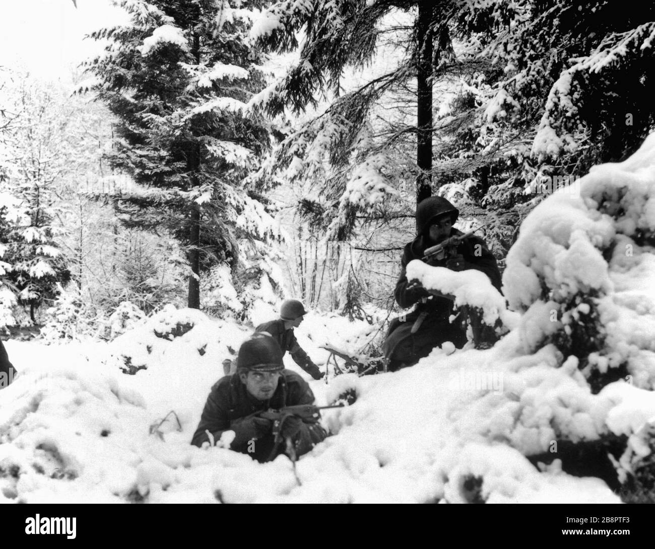 I fanti americani del 290esimo Reggimento combattono nella fresca nevicata vicino ad Amonines, Belgio. 4 gennaio 1945 Foto Stock