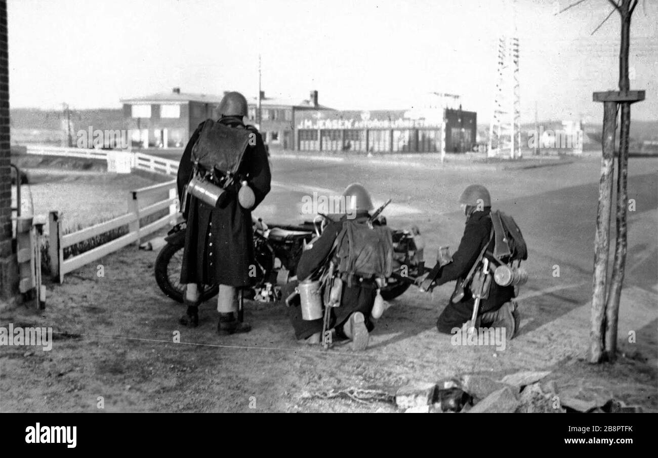 Soldati danesi con autocannone Madsen di 20 mm in un crocevia ad Abenra, Danimarca, 9 aprile 1940 Foto Stock